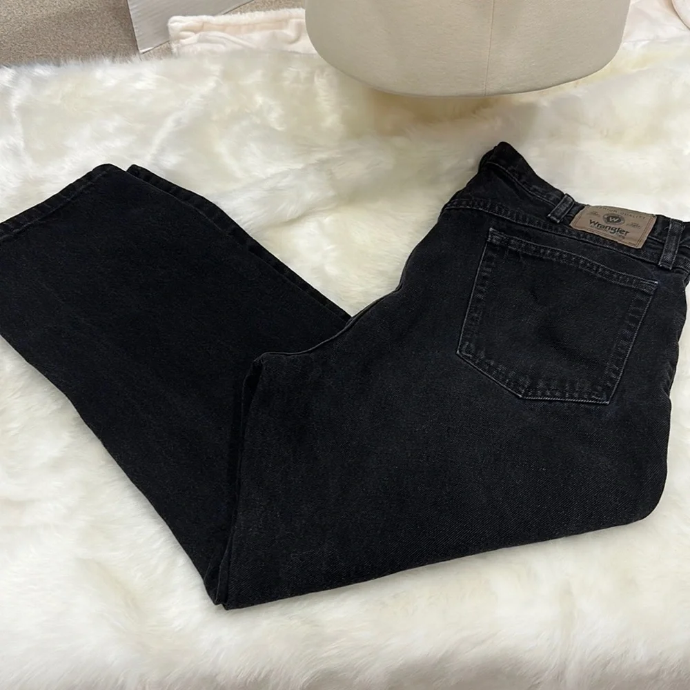 Wrangler 38 x 29 relaxed fit black used in excellent condition